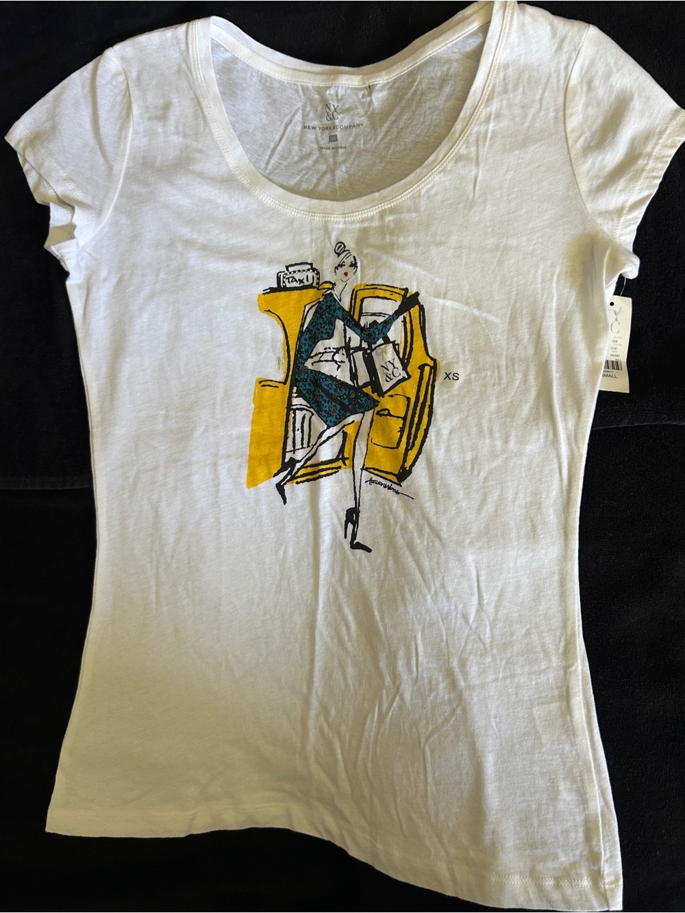 New York & Company White Scoop Neck Tee with Yellow and Teal Graphic